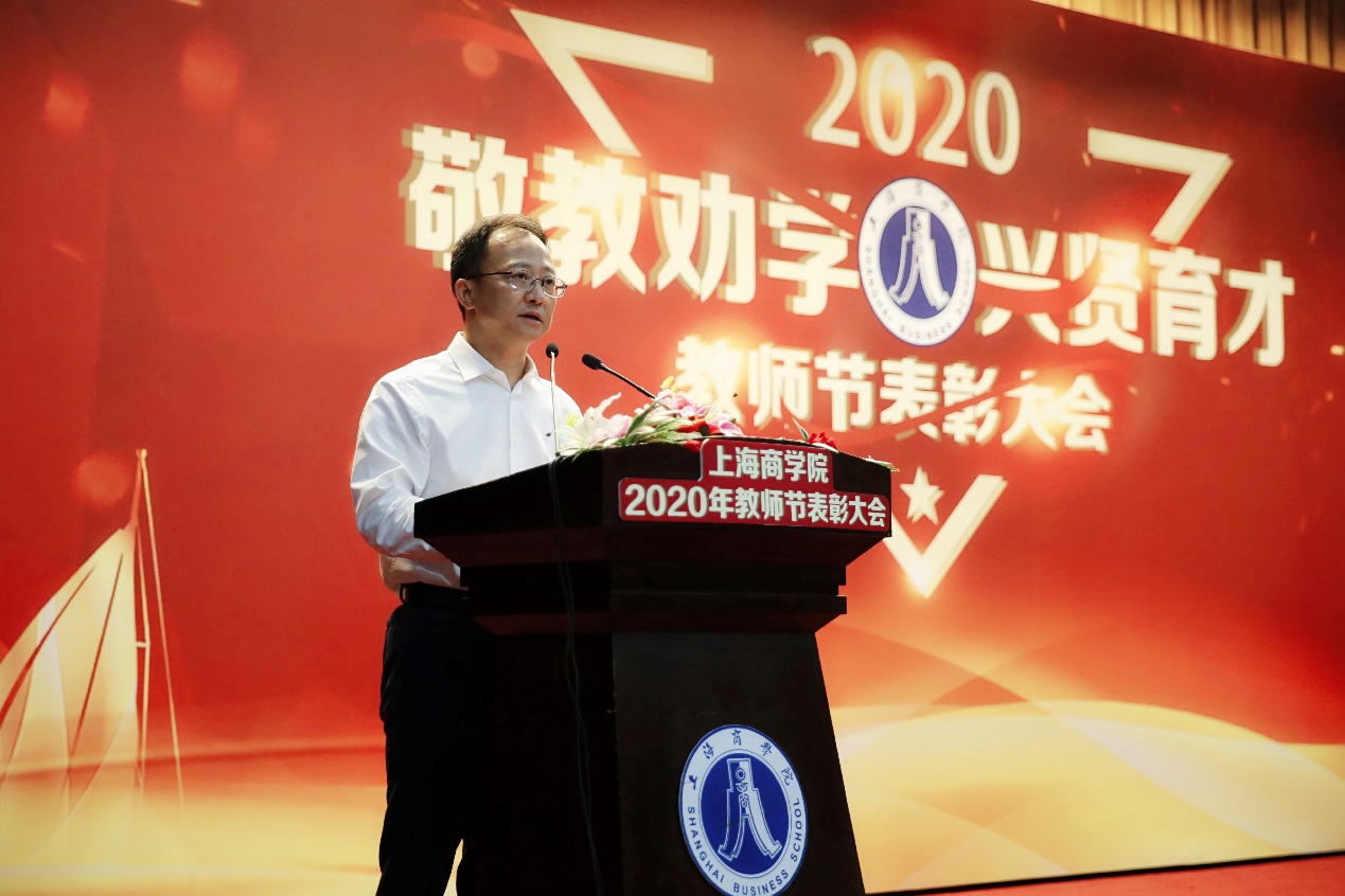 图为校党委书记沈大明讲话 图为校党委书记沈大明讲话