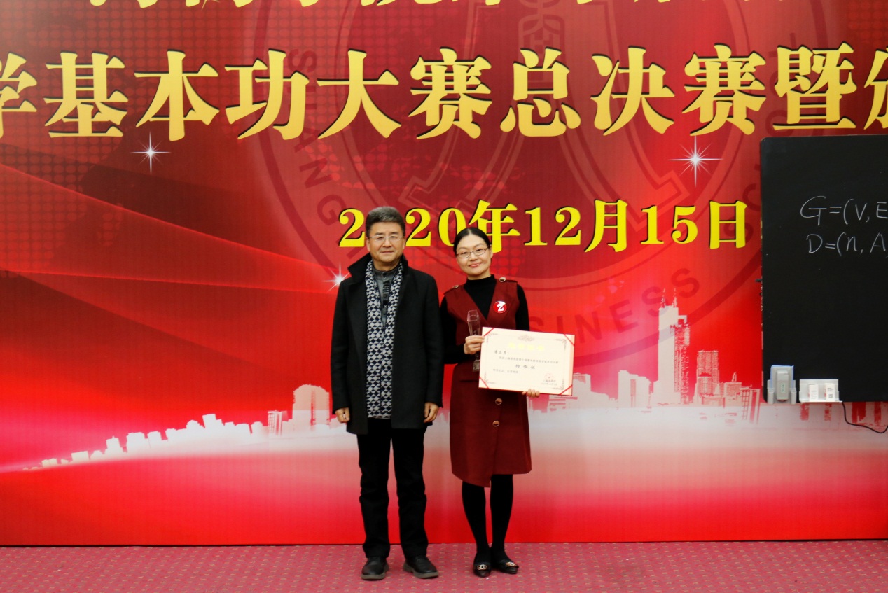 图为陈剑峰副校长颁发特等奖 图为陈剑峰副校长颁发特等奖