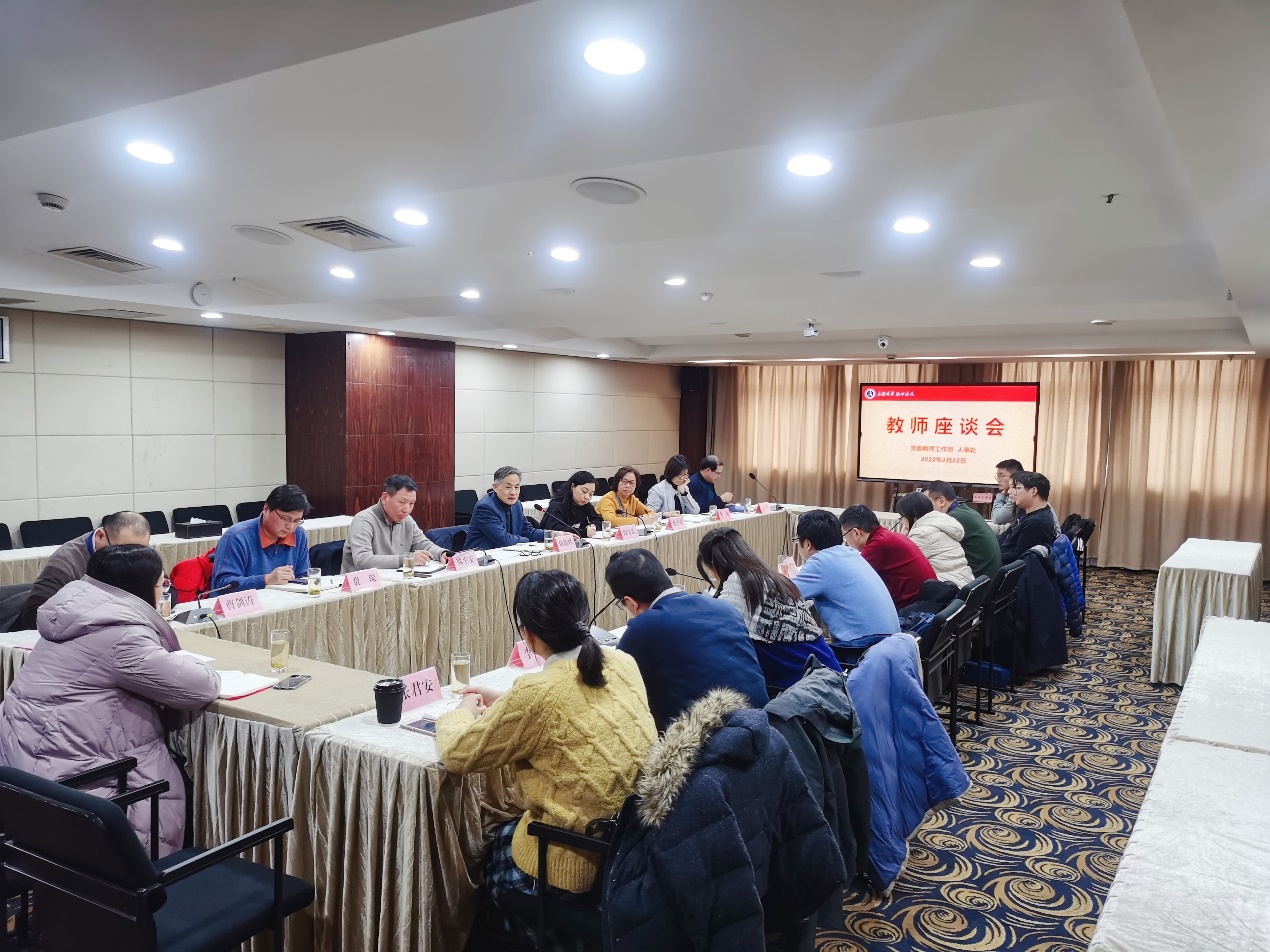 图为座谈会现场 图为座谈会现场