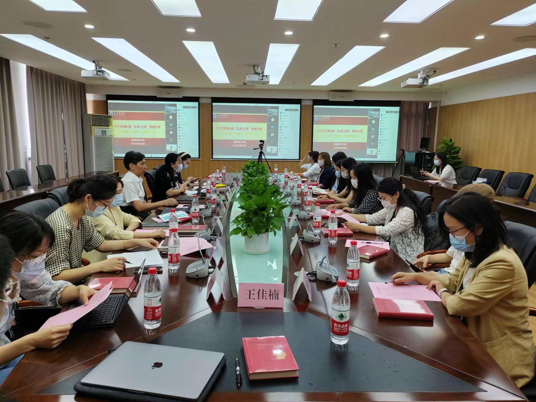 图为讲座现场 图为讲座现场