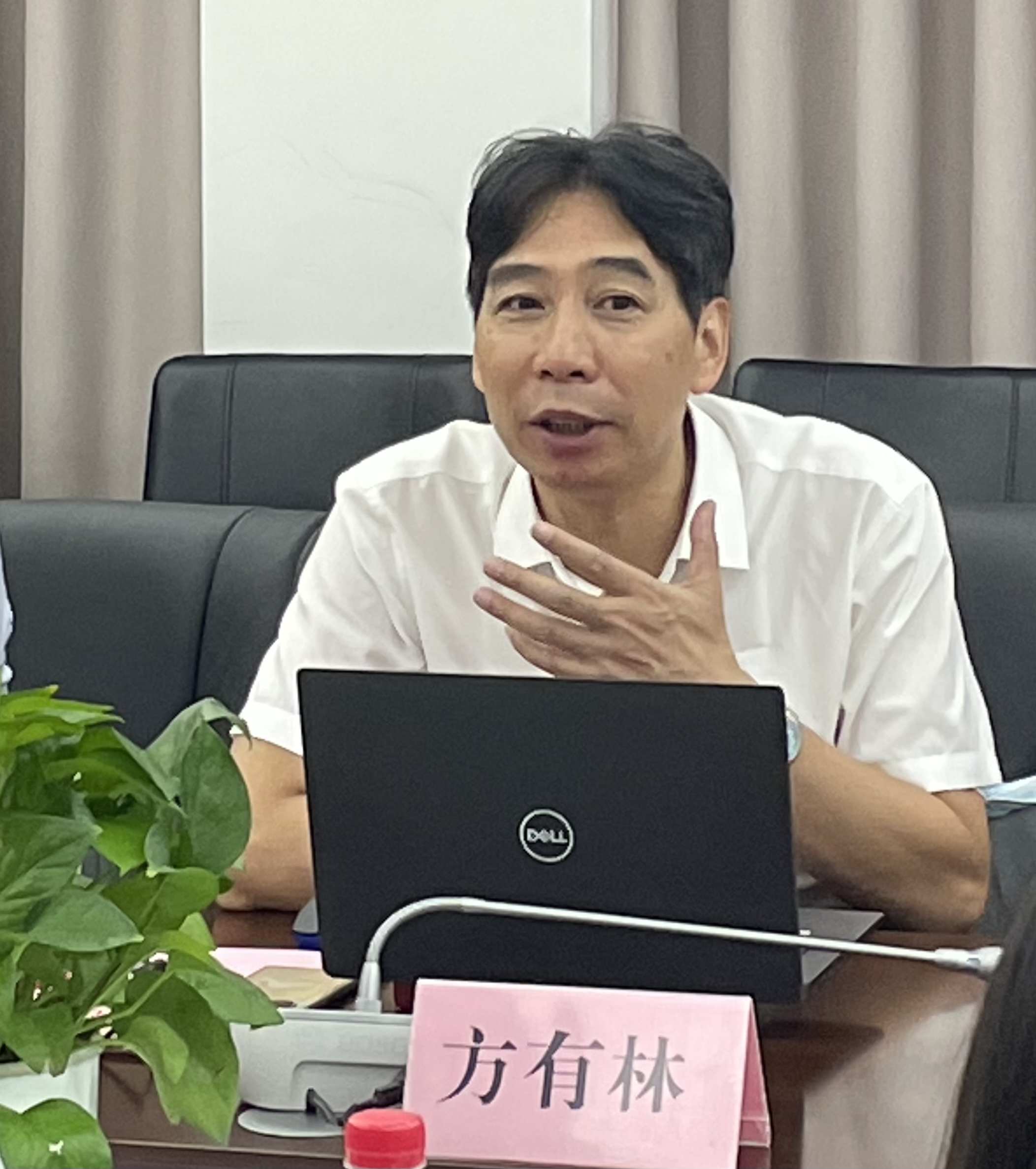 图为方有林做校史讲座 图为方有林做校史讲座