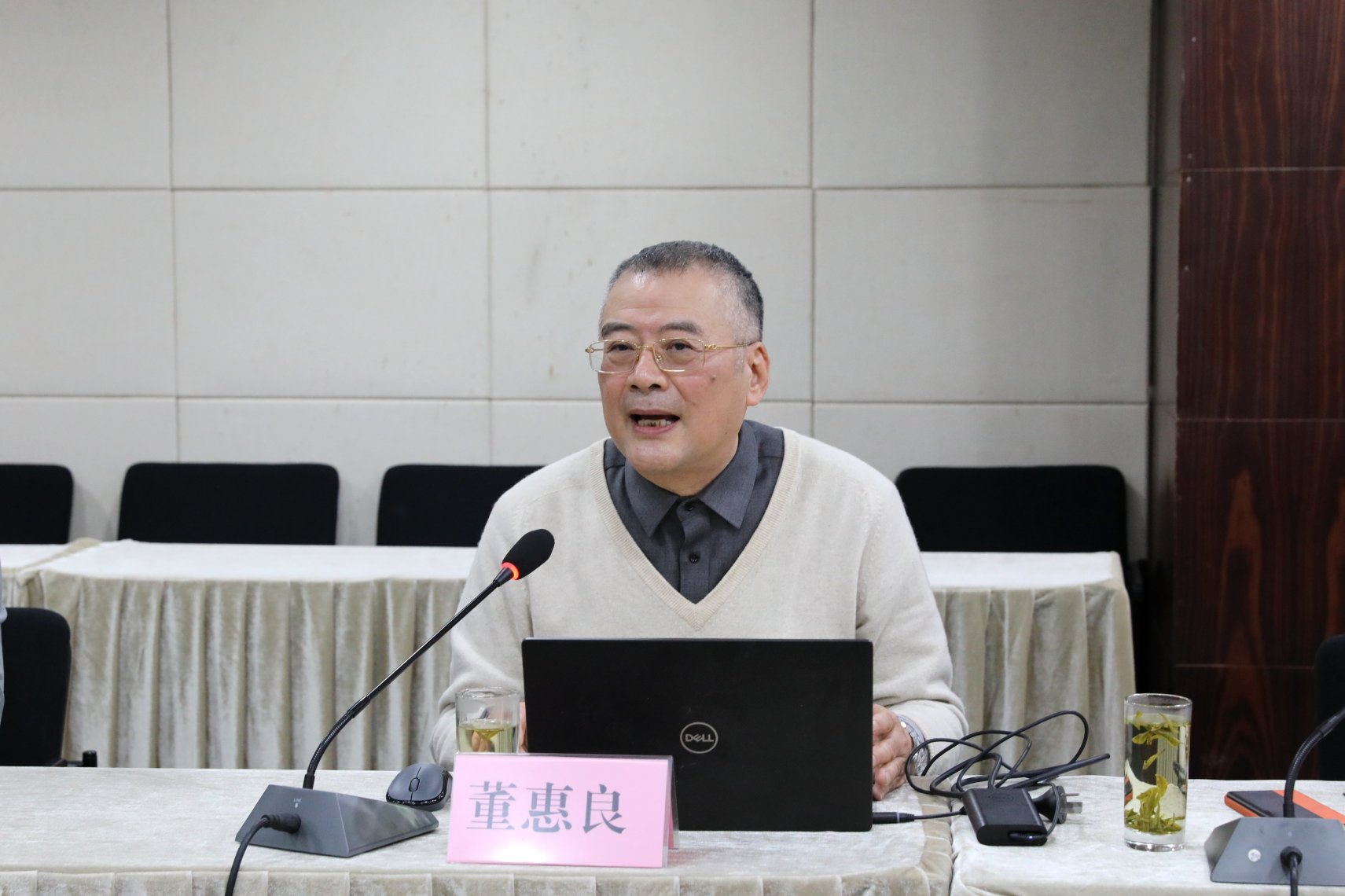 图为董惠良教授做讲座 图为董惠良教授做讲座