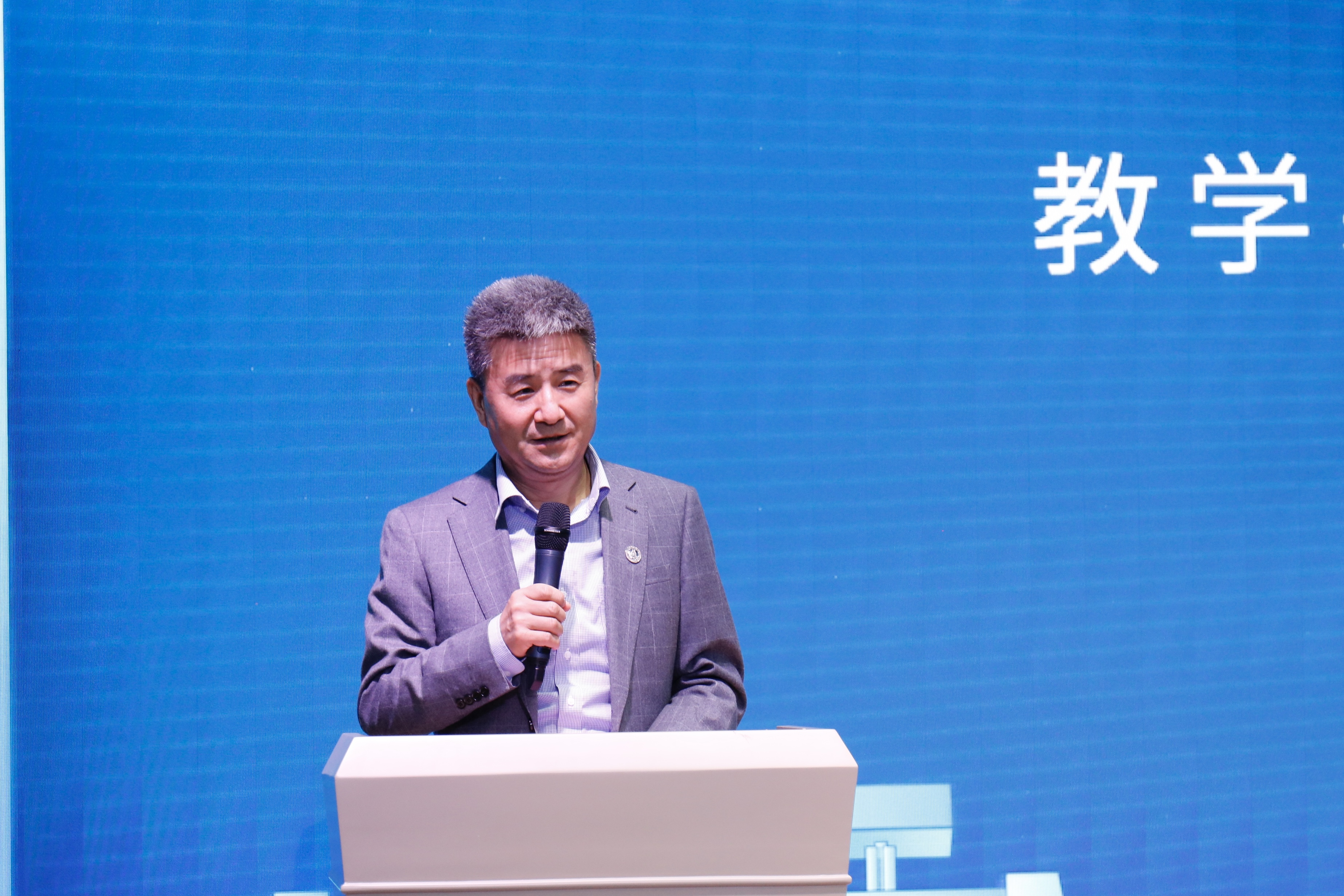 图为陈剑峰副校长宣布决赛结果 图为陈剑峰副校长宣布决赛结果