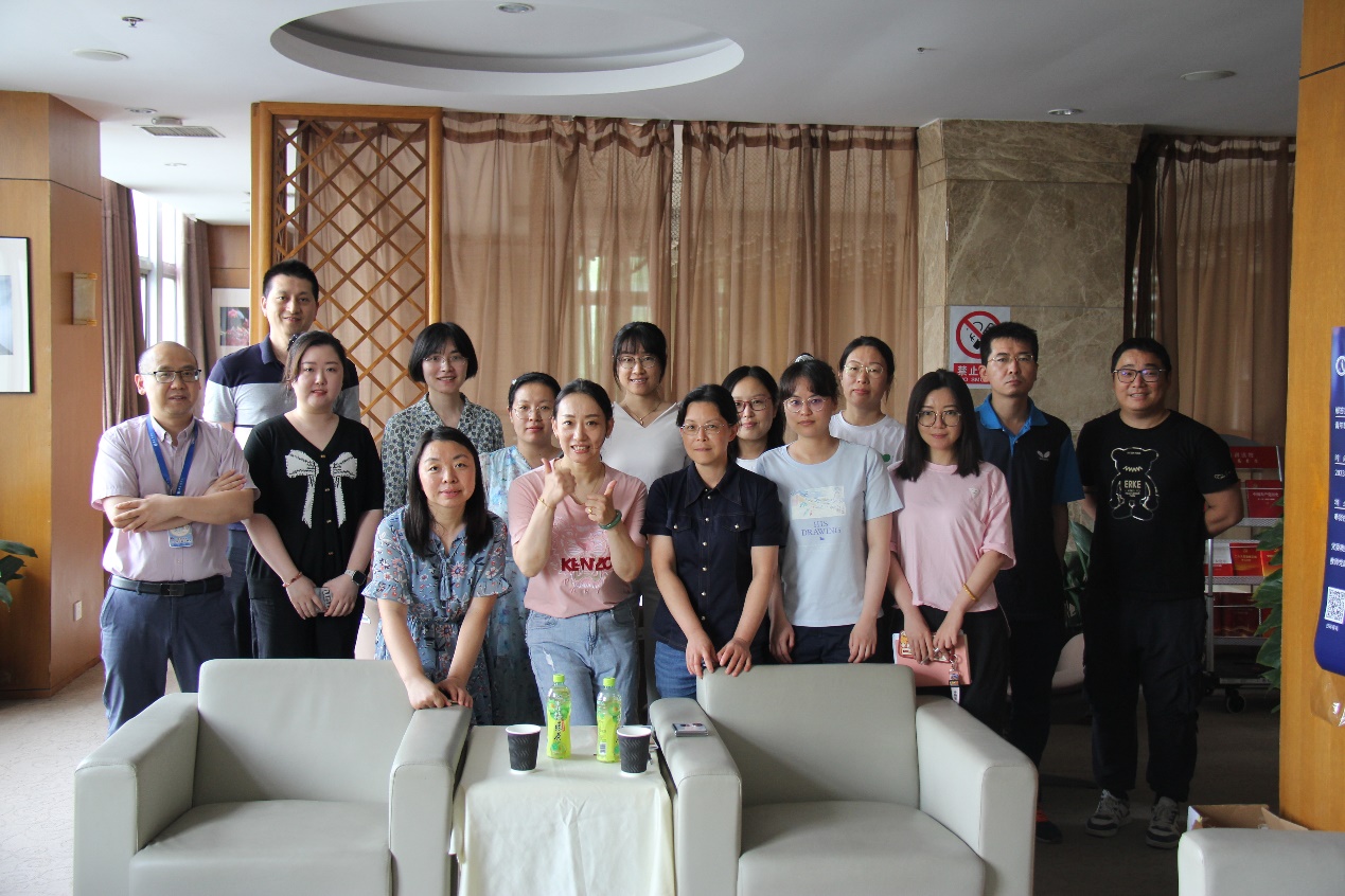 图为活动参加教师合影 图为活动参加教师合影