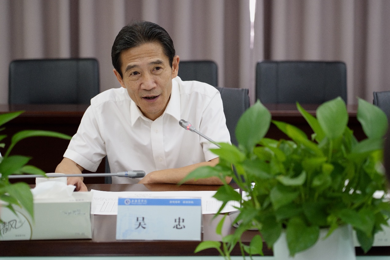图为吴忠在交流座谈会上讲话 图为吴忠在交流座谈会上讲话
