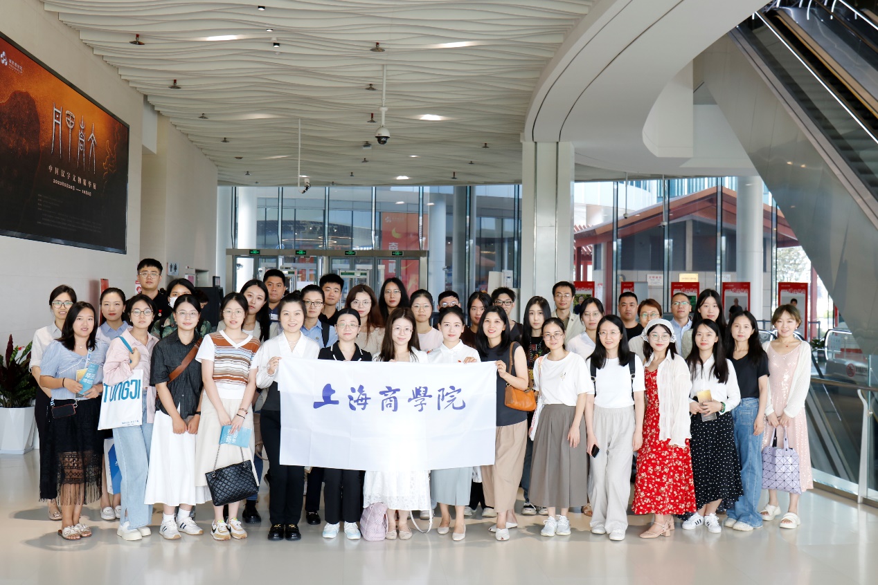 图为新进教职工参观奉贤博物馆 图为新进教职工参观奉贤博物馆