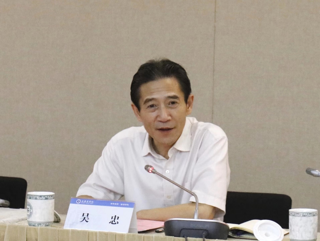 图为吴忠讲话 图为吴忠讲话