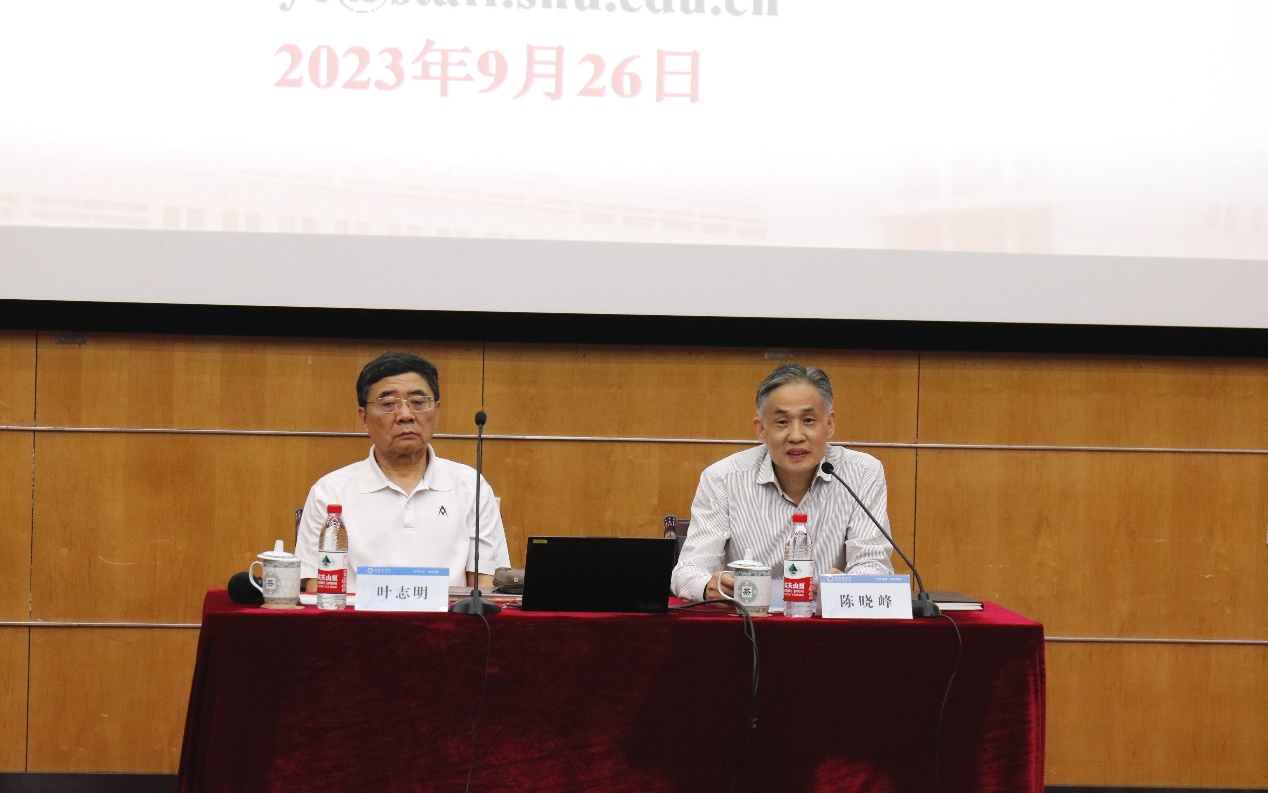图为陈晓峰副书记主持讲座 图为陈晓峰副书记主持讲座