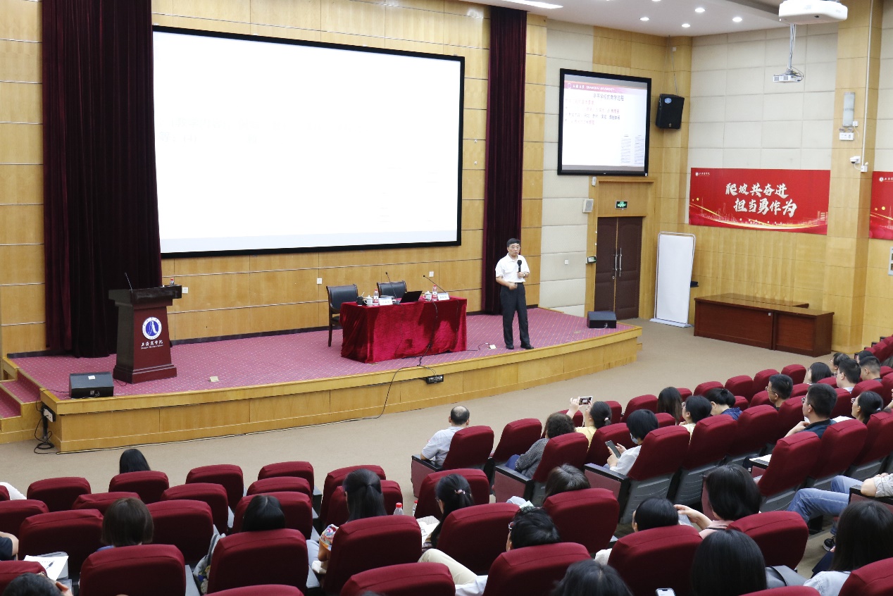 图为教师聆听讲座 图为教师聆听讲座
