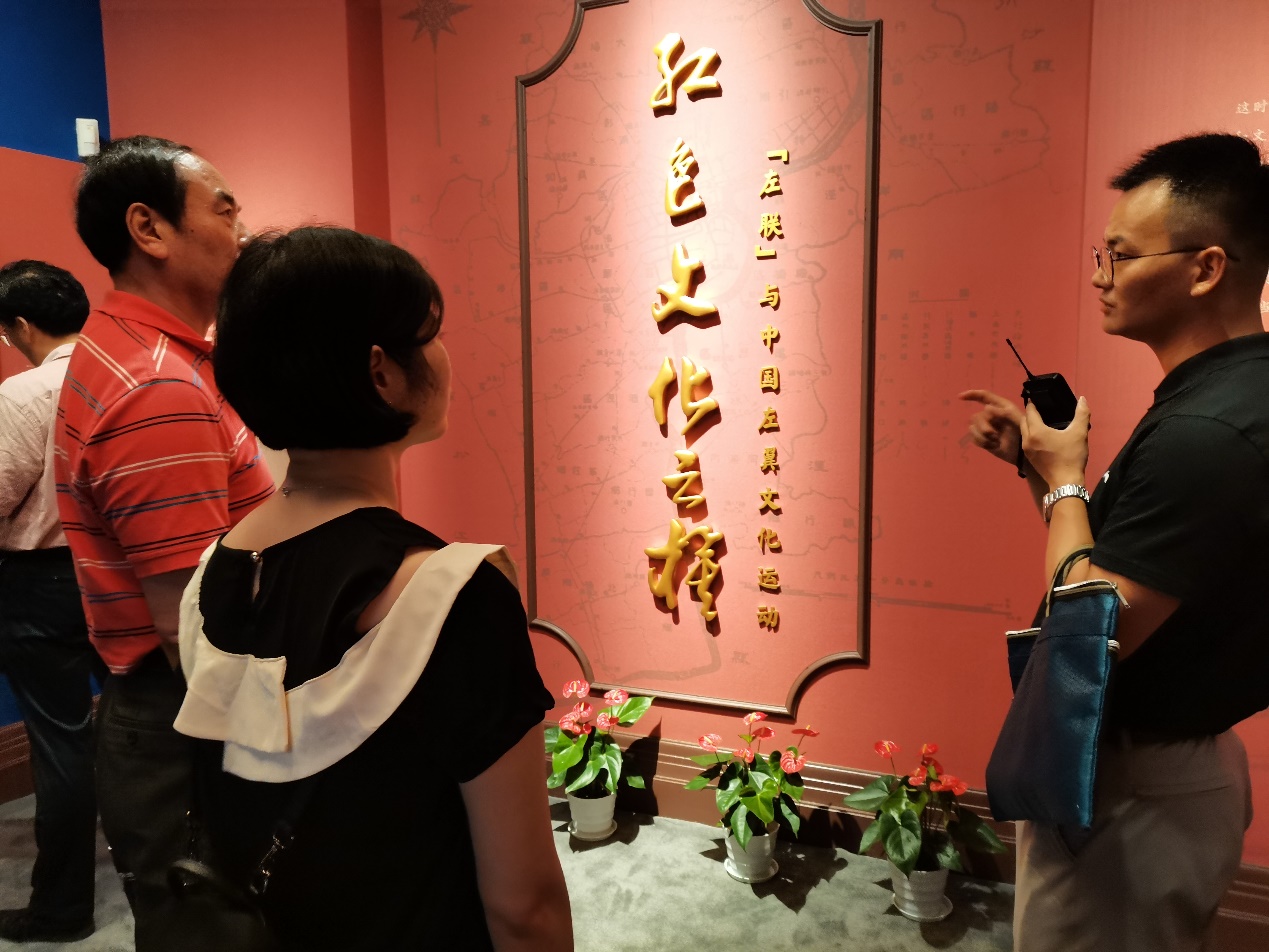图为马院直属支部党员在中国左翼作家联盟会址纪念馆听党课 图为马院直属支部党员在中国左翼作家联盟会址纪念馆听党课