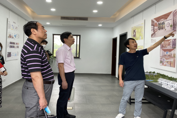 参会同志参观明星村“星传奇”运营中心 参会同志参观明星村“星传奇”运营中心