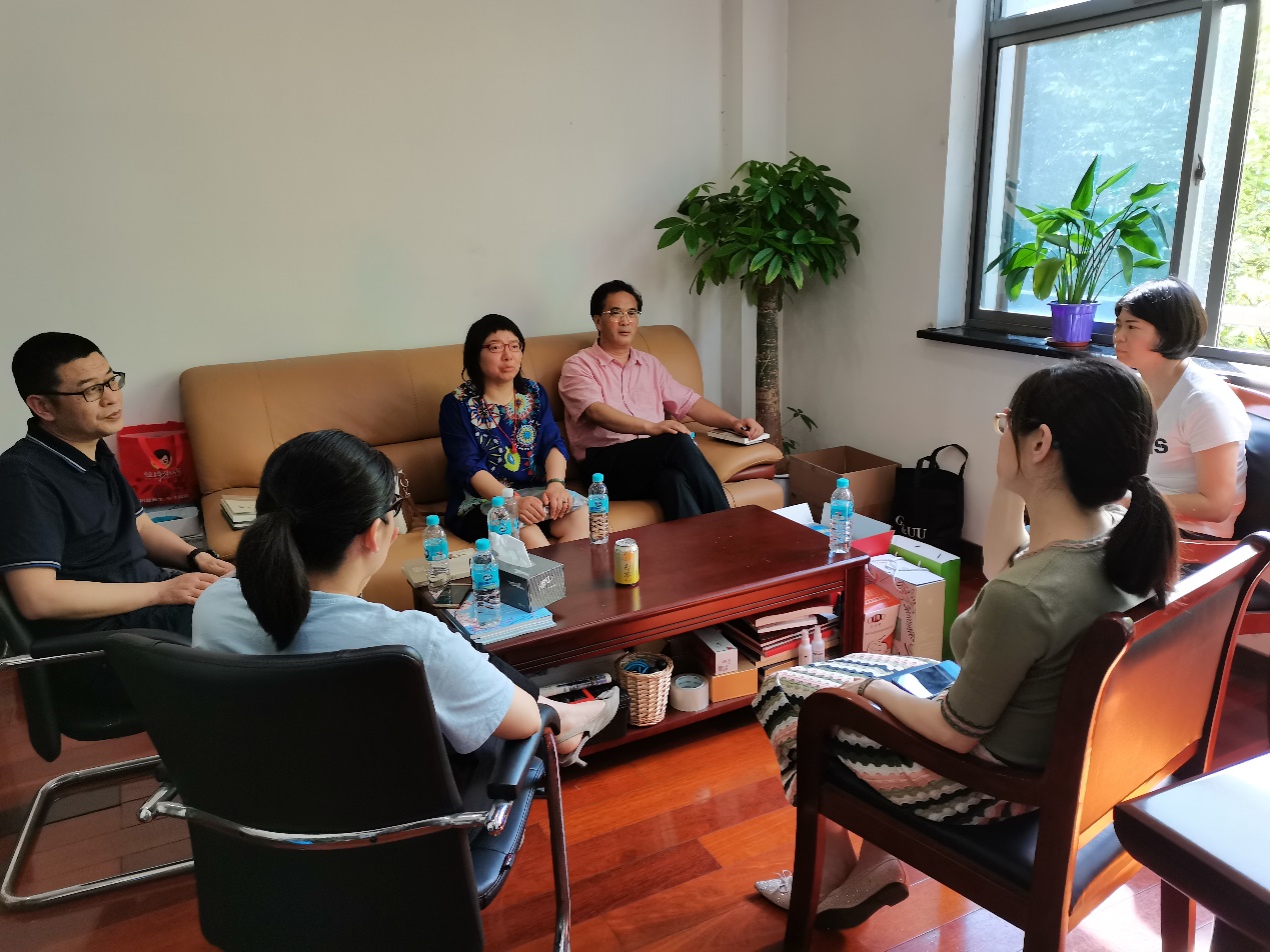 (图为马院教师和东方美谷企业集团党群部交流) (图为马院教师和东方美谷企业集团党群部交流)