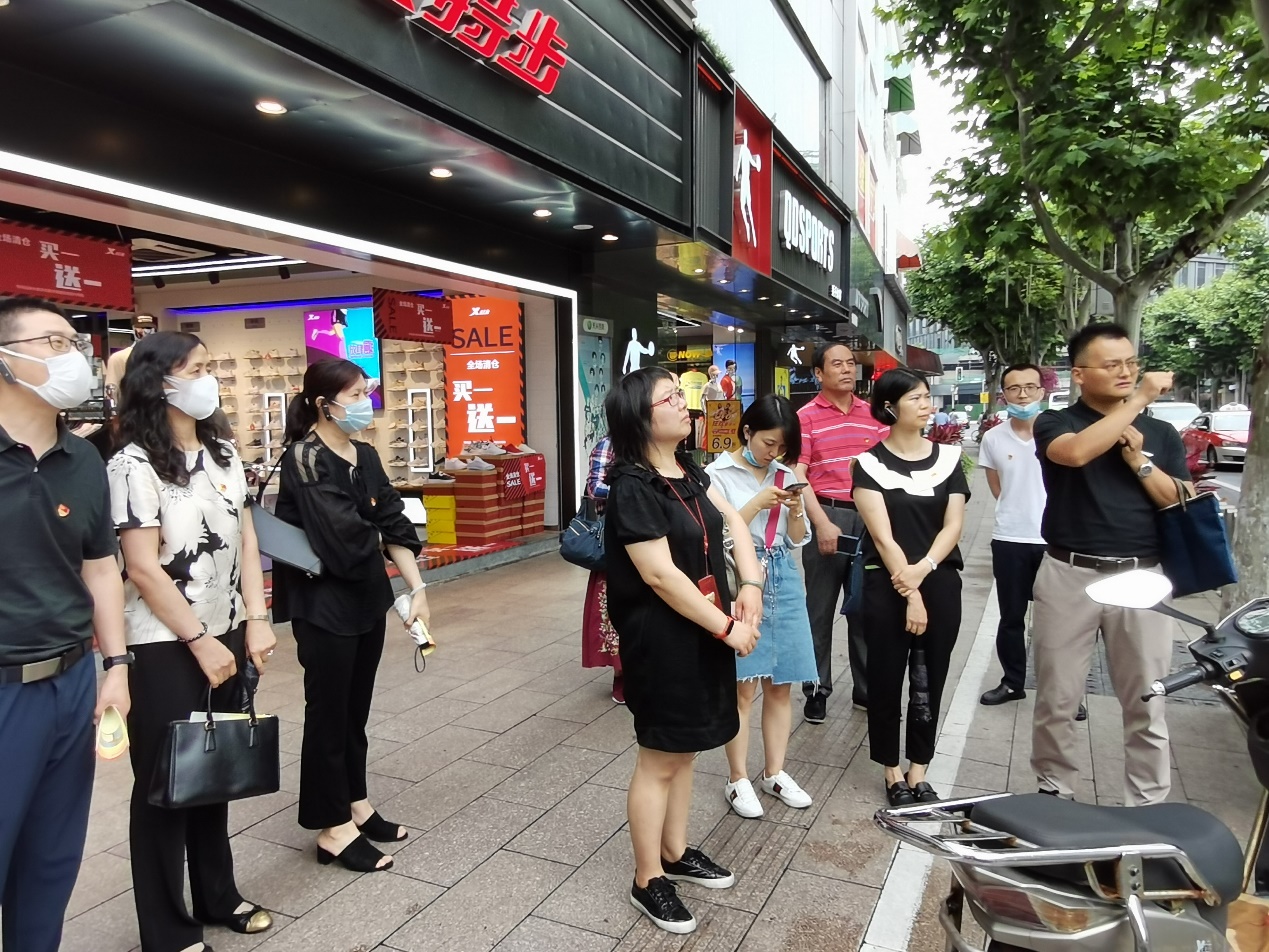 图为马院直属支部的党员们在聆听老师讲党课 图为马院直属支部的党员们在聆听老师讲党课