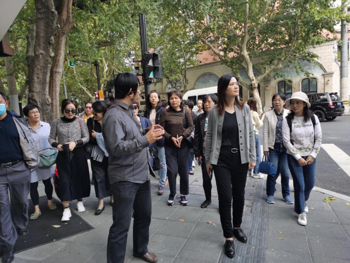 女教授、女干部听取老师讲解 女教授、女干部听取老师讲解