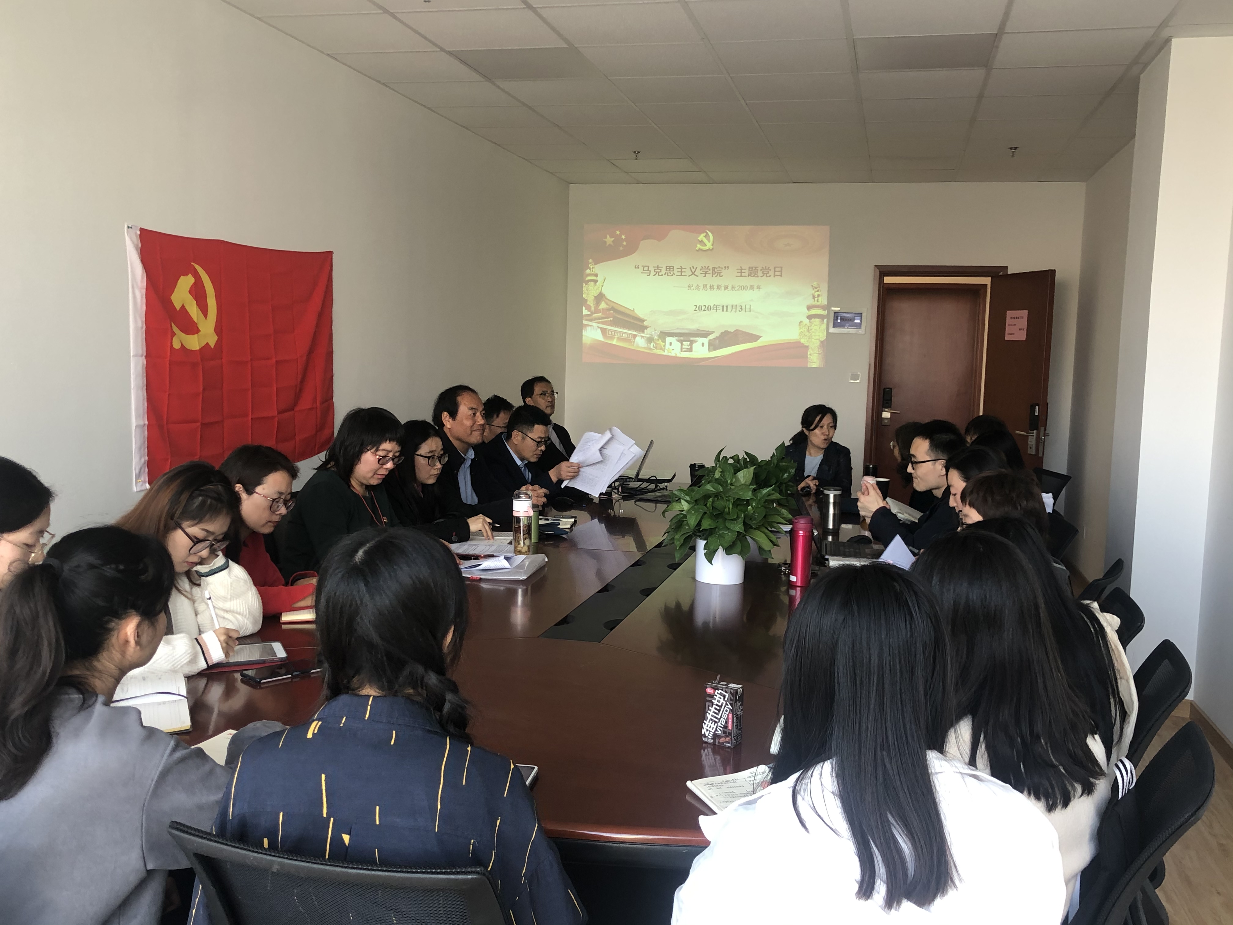 图为主题党日活动现场 图为主题党日活动现场