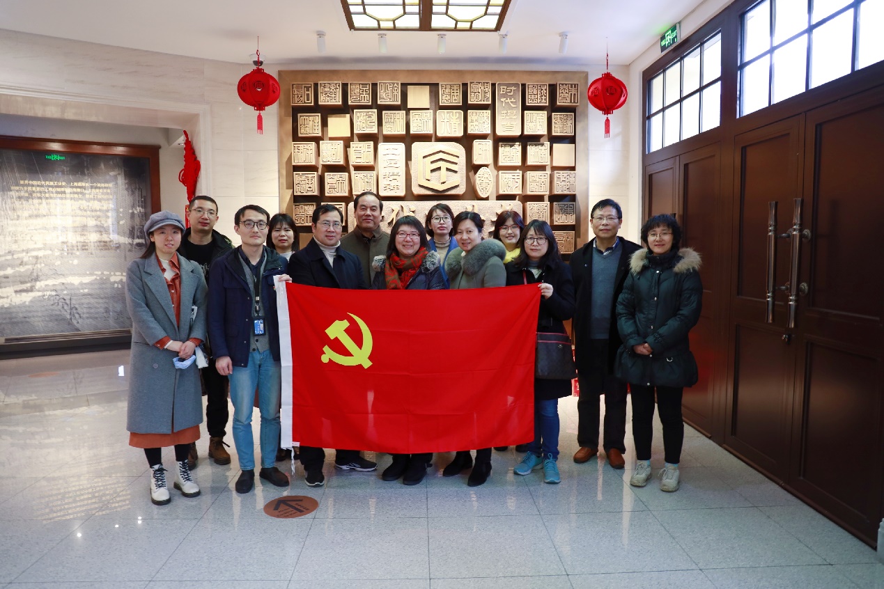 图为参加主题党日活动全体党员合影 图为参加主题党日活动全体党员合影