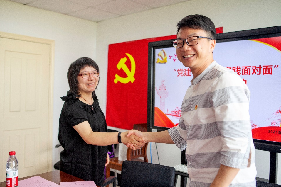 图为两院党政领导签订协议 图为两院党政领导签订协议
