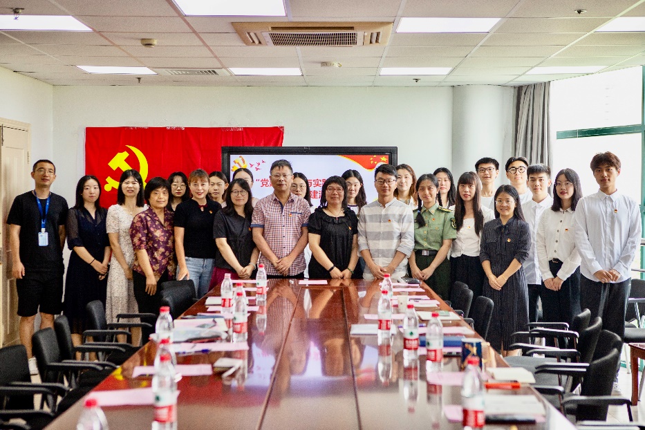 图为与会人员合影 图为与会人员合影