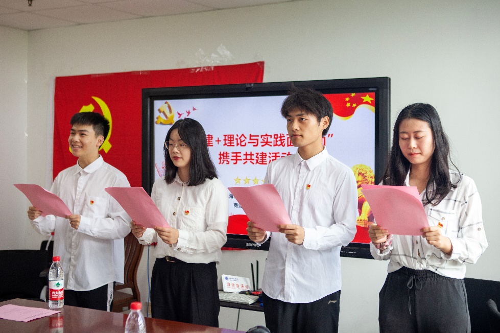 图为四位学生党员朗诵 图为四位学生党员朗诵