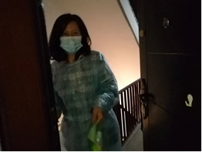 图为沈全老师参加社区志愿服务 图为沈全老师参加社区志愿服务