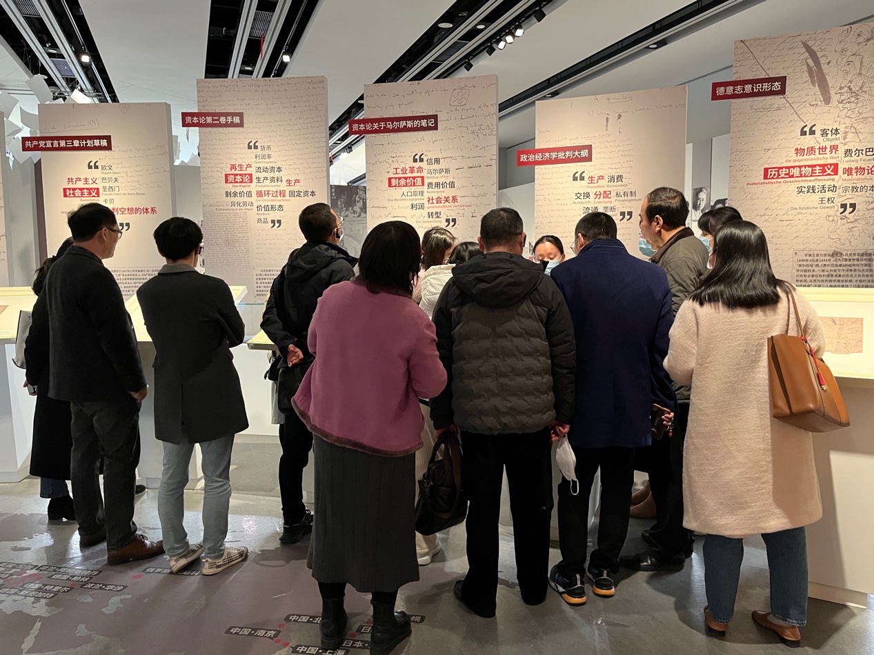 参观“真理光芒耀申江——马克思恩格斯手稿与上海红色风华展” 参观“真理光芒耀申江——马克思恩格斯手稿与上海红色风华展”