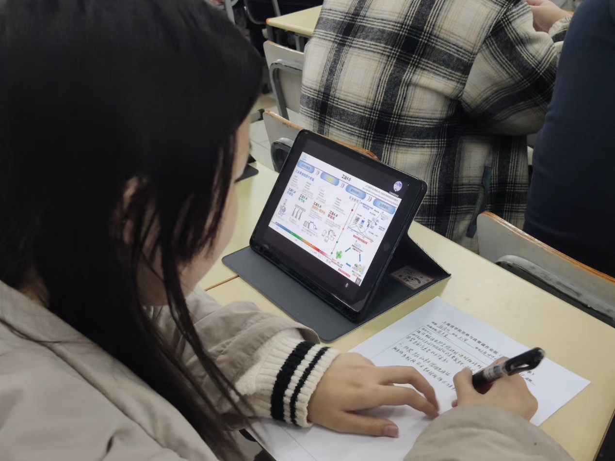 学生在教室使用平板电脑听课 学生在教室使用平板电脑听课