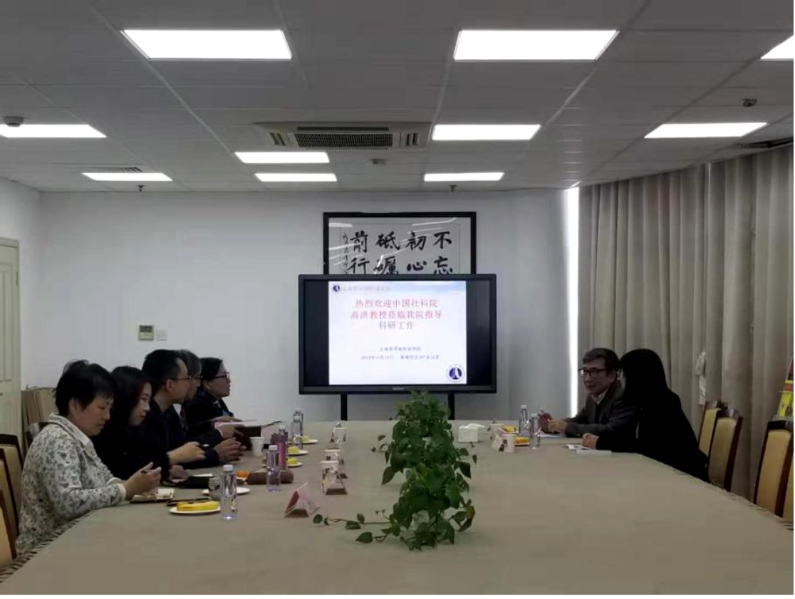 图为教师们认真听取高教授的介绍 图为教师们认真听取高教授的介绍