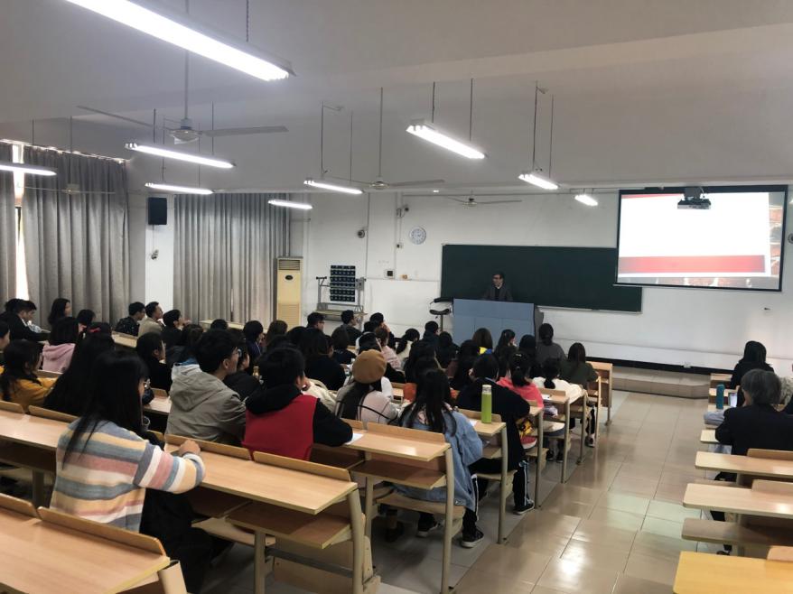 图为学生们认真聆听讲座的情景 图为学生们认真聆听讲座的情景