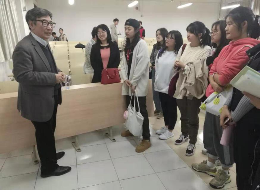 图为讲座结束后学生们与高教授进行交流的情景 图为讲座结束后学生们与高教授进行交流的情景