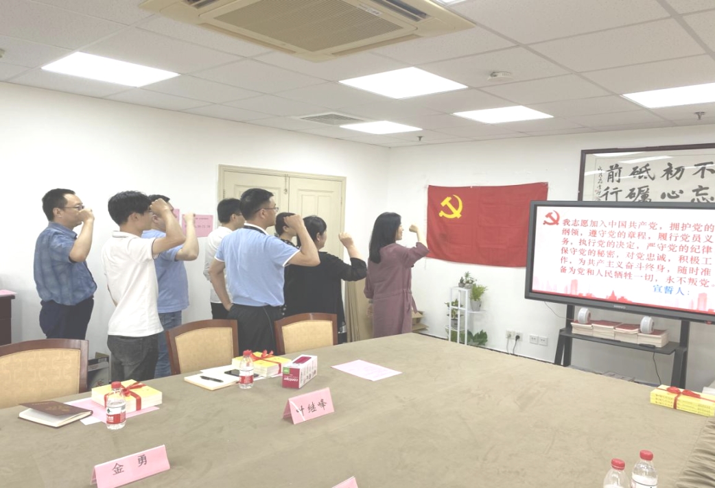 图为重温入党誓词 图为重温入党誓词