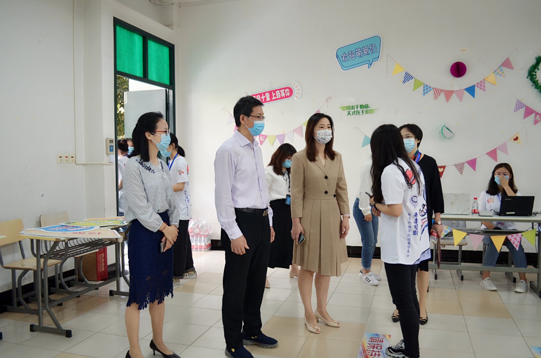图为学长代表向纪委书记楼文高、党委副书记翁德玮介绍迎新工作开展情况 图为学长代表向纪委书记楼文高、党委副书记翁德玮介绍迎新工作开展情况