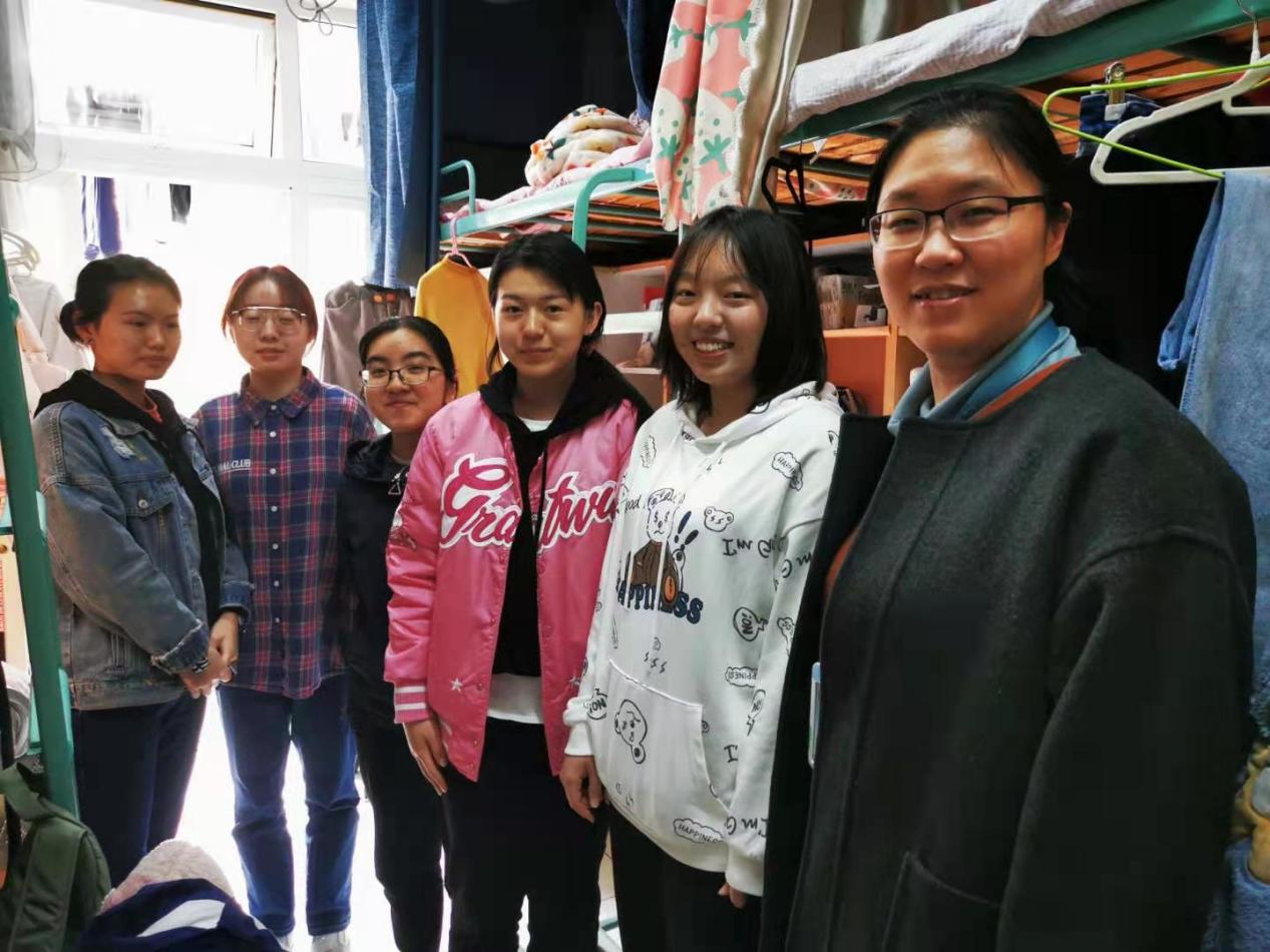 图为学工队伍走访学生寝室 图为学工队伍走访学生寝室