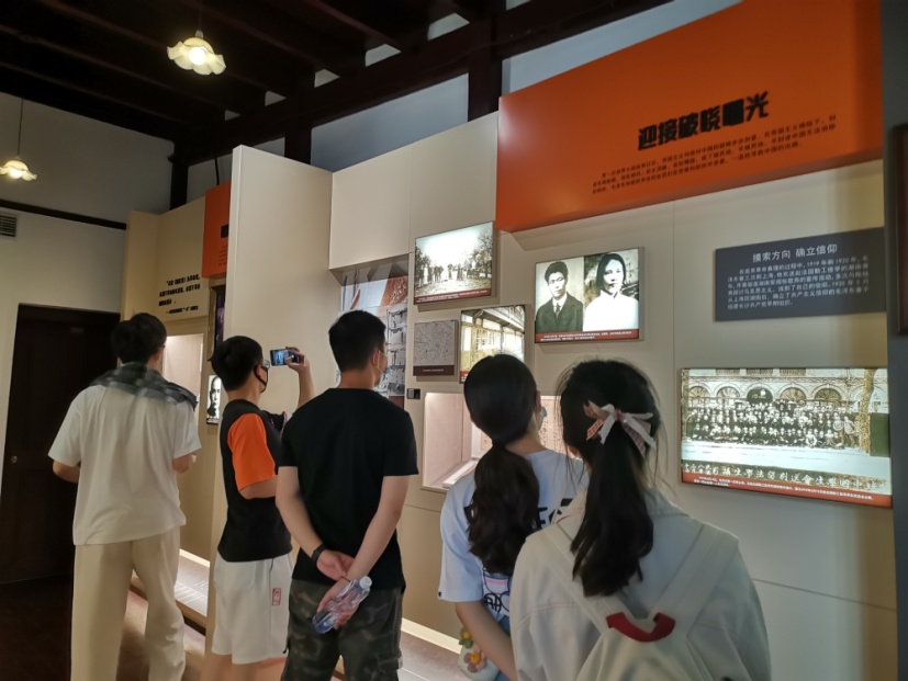 图为团支部探访红色基地 图为团支部探访红色基地
