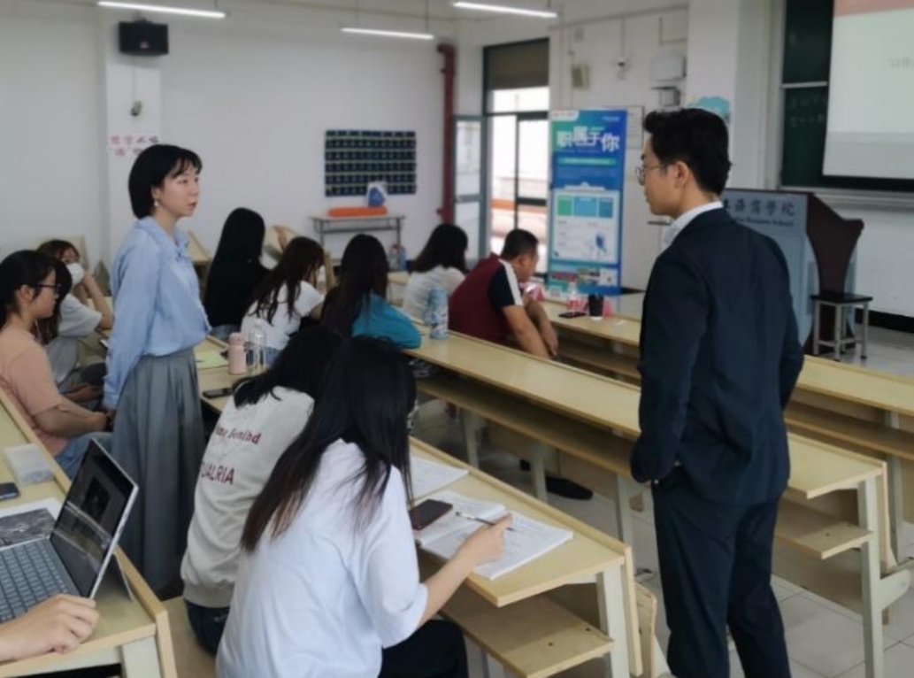 图为同学们积极互动 图为同学们积极互动