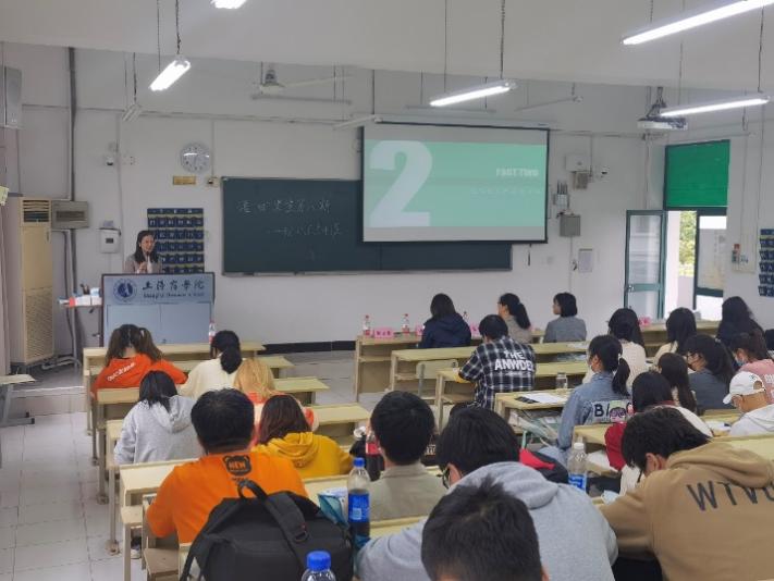 (图为郭佳蕾学姐演讲) (图为郭佳蕾学姐演讲)