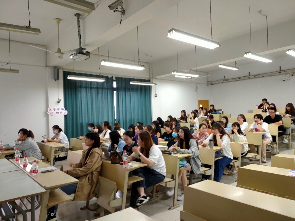 图为同学们认真聆听讲座 图为同学们认真聆听讲座