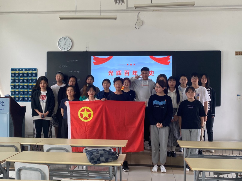 图为团支部学习讨论 图为团支部学习讨论