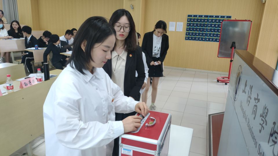 (图为学生代表投票现场) (图为学生代表投票现场)