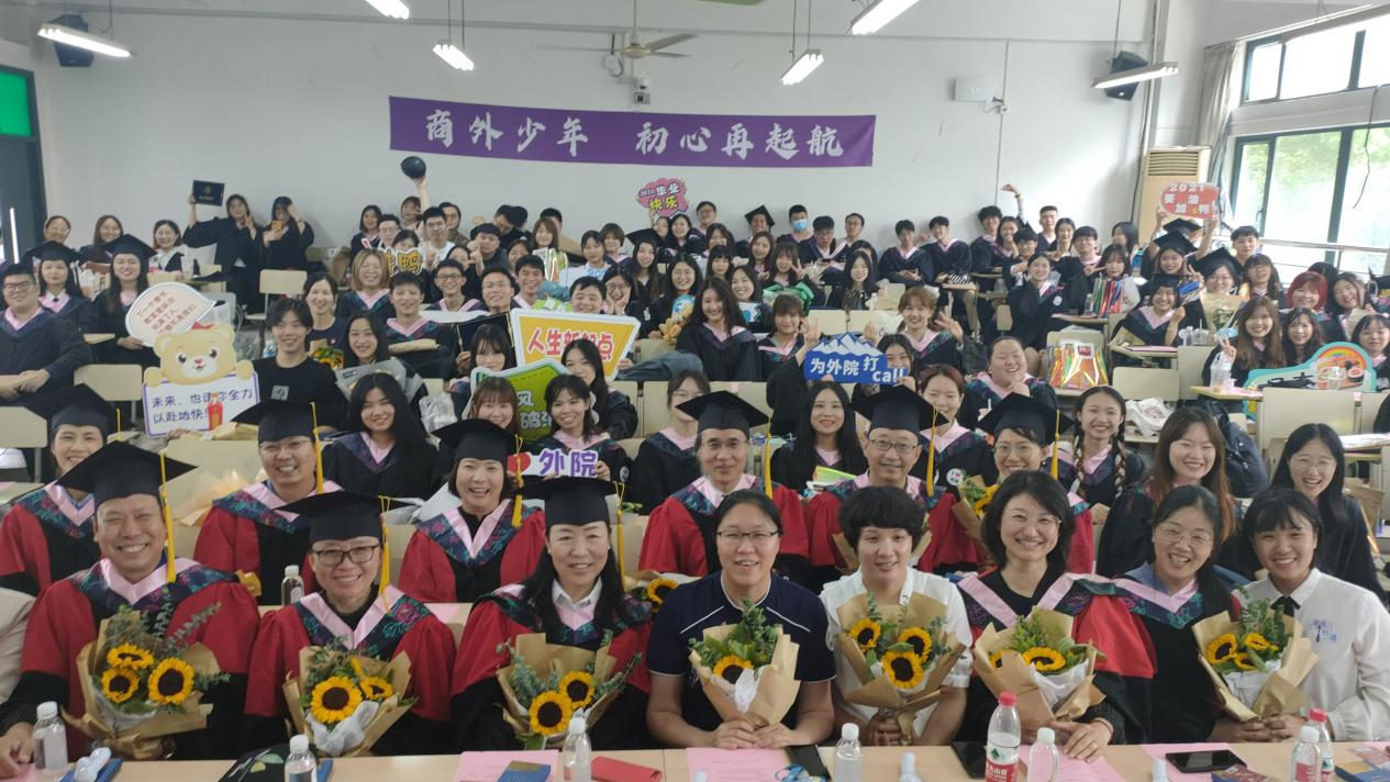 图为师生合影留念 图为师生合影留念