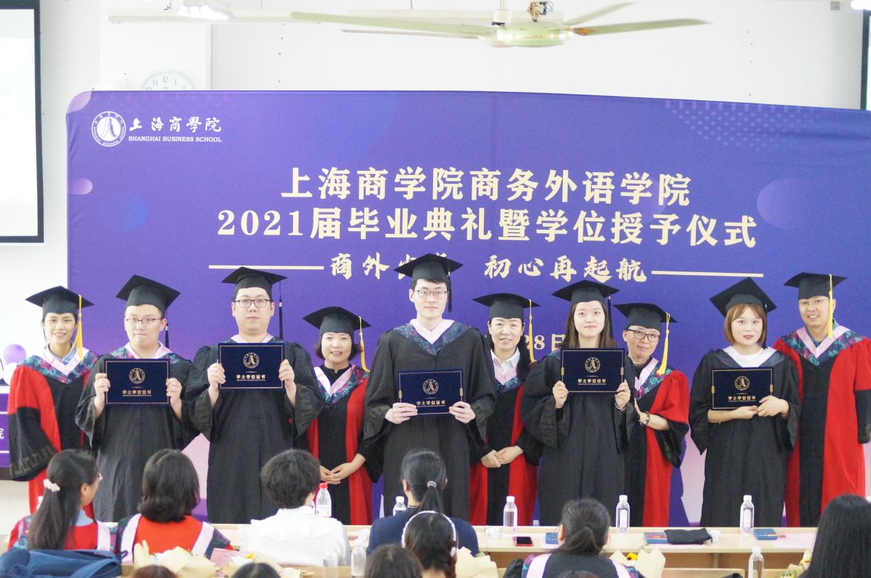 图为朝鲜语系领导老师为毕业生正冠拨穗 图为朝鲜语系领导老师为毕业生正冠拨穗