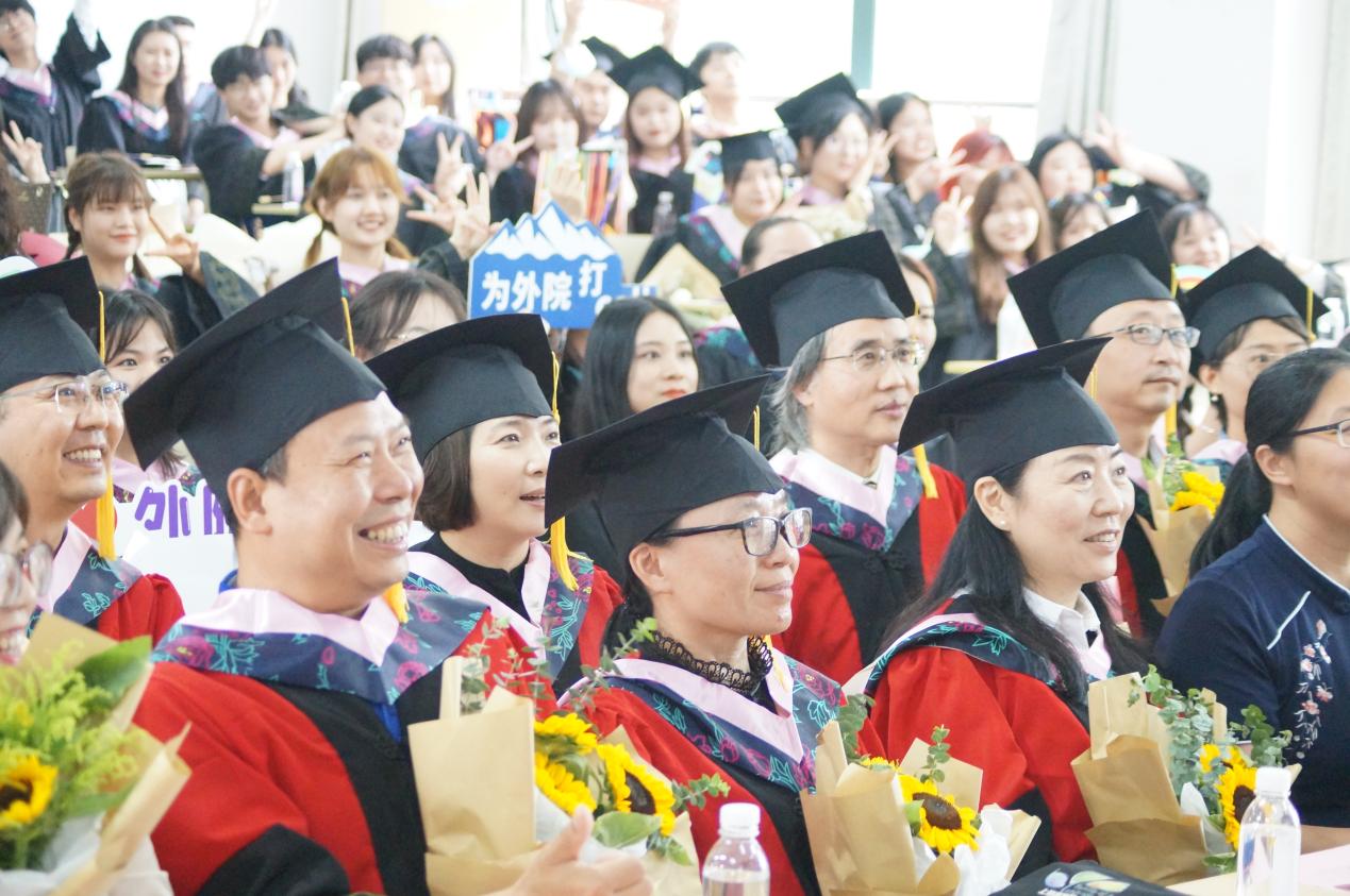 图为毕业典礼现场 图为毕业典礼现场