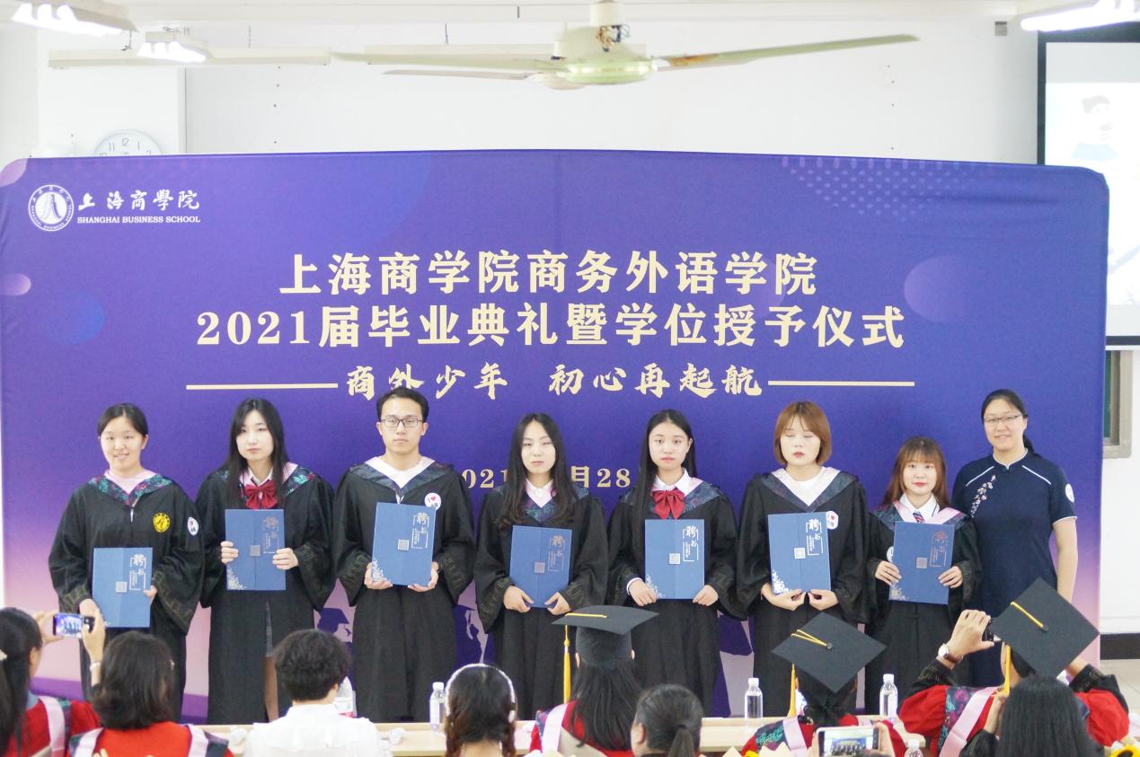 图为学院党总支副书记、副院长孙旭东为校友联络员颁发聘书 图为学院党总支副书记、副院长孙旭东为校友联络员颁发聘书