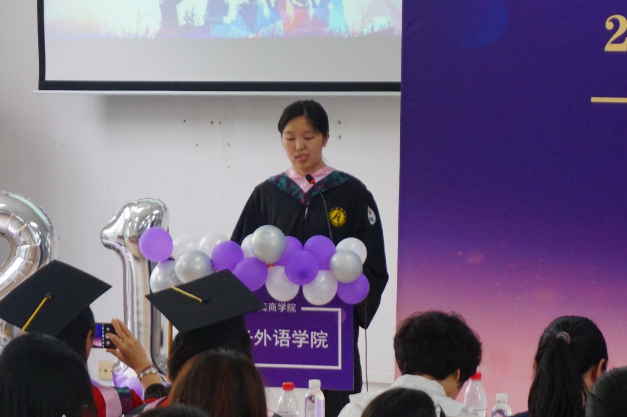 图为毕业生代表发言 图为毕业生代表发言