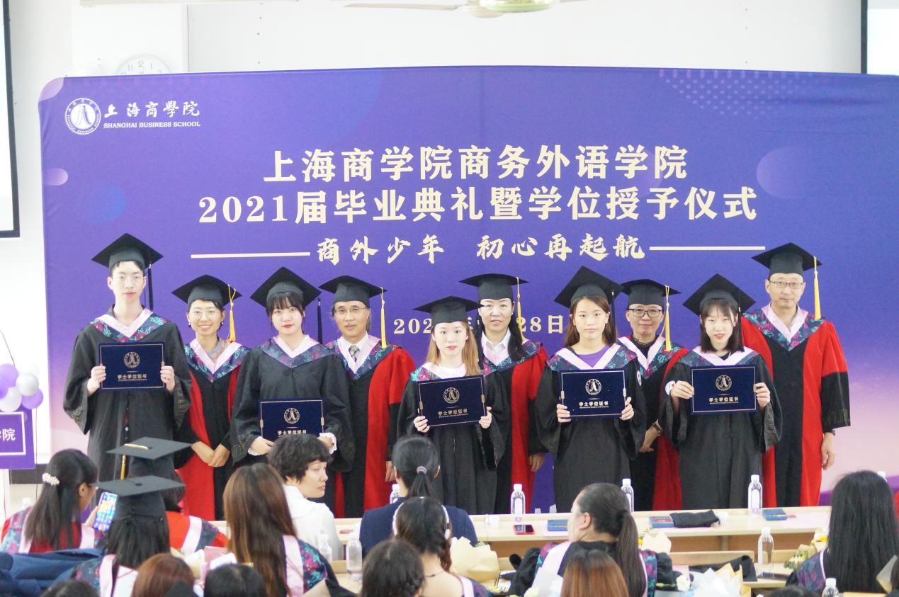 图为日语系领导老师为毕业生正冠拨穗 图为日语系领导老师为毕业生正冠拨穗