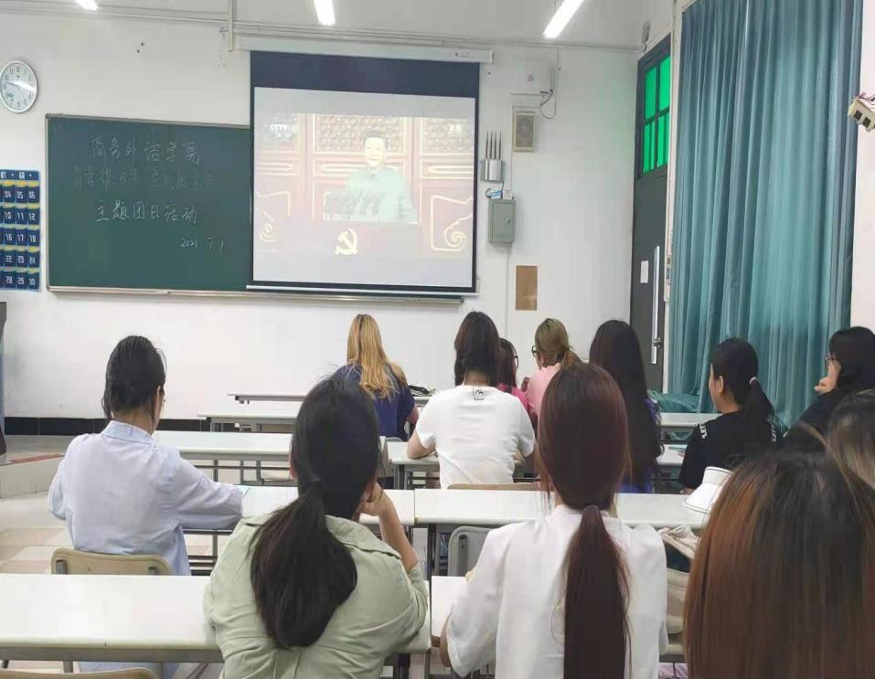 图为团学成员一同观看讲话 图为团学成员一同观看讲话
