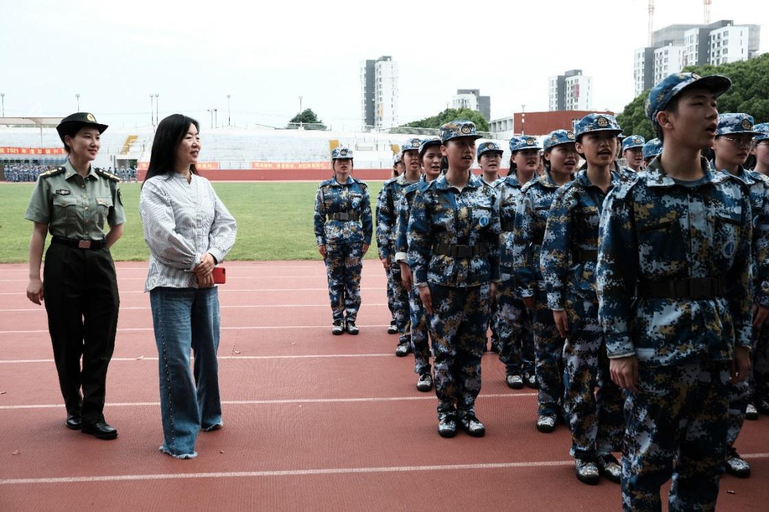 图为严玉萍院长一行慰问学生训练情况 图为严玉萍院长一行慰问学生训练情况