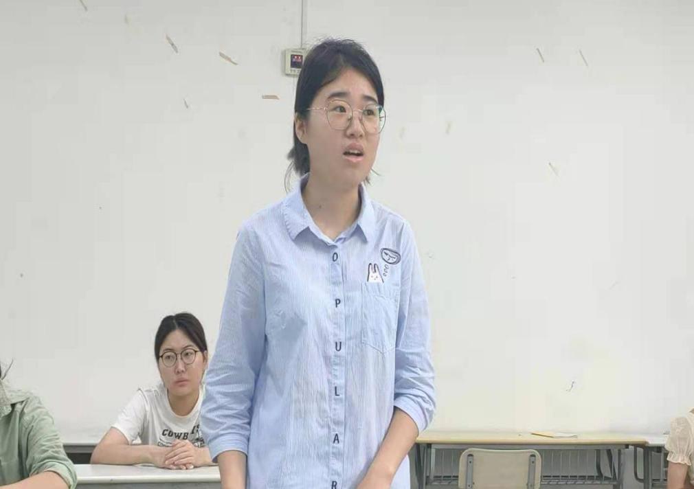 图为团学成员分享优秀党员事迹 图为团学成员分享优秀党员事迹