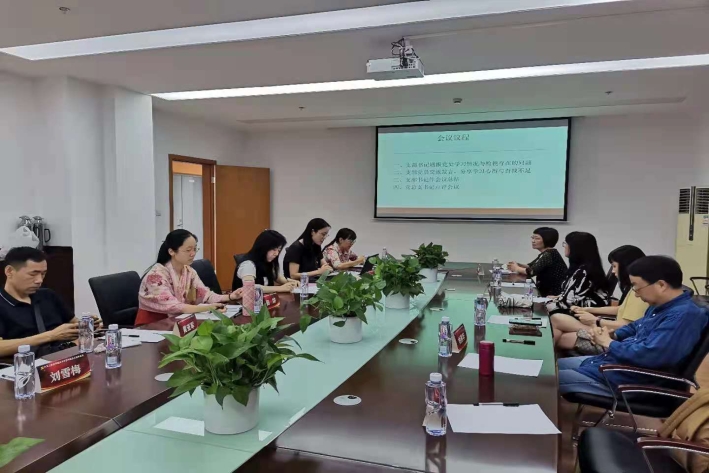 图为教职工第三党支部组织生活会现场 图为教职工第三党支部组织生活会现场