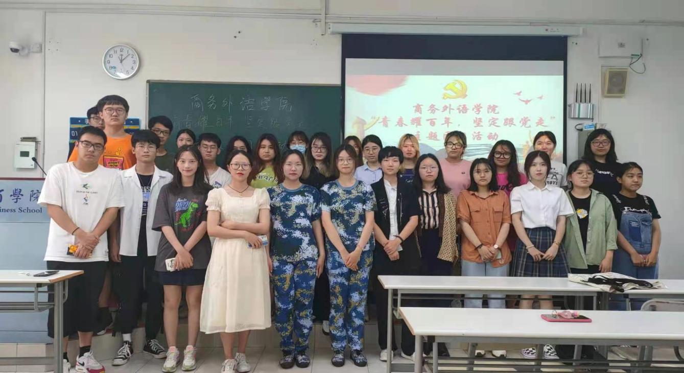 图为团学成员合影留念 图为团学成员合影留念