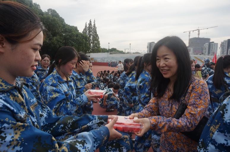 图为学院党总支书记、院长严玉萍慰问军训学生 图为学院党总支书记、院长严玉萍慰问军训学生